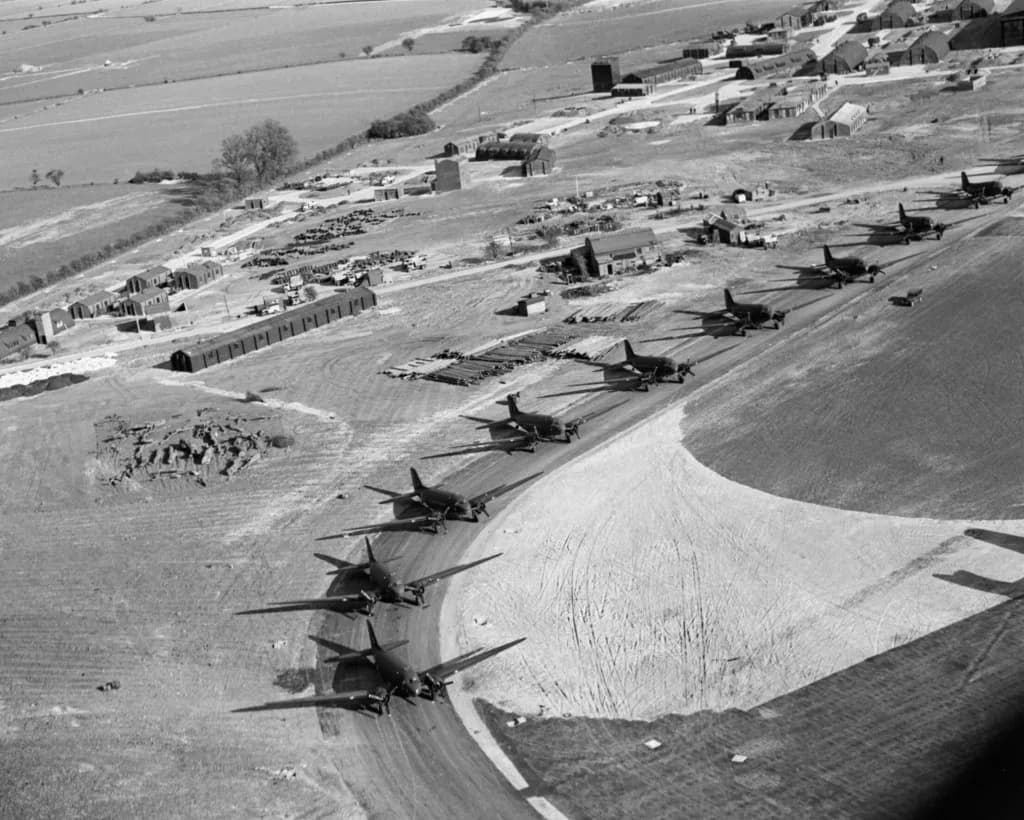 Luftaufnahme der Infrastruktur von RAF Blakehill Farm