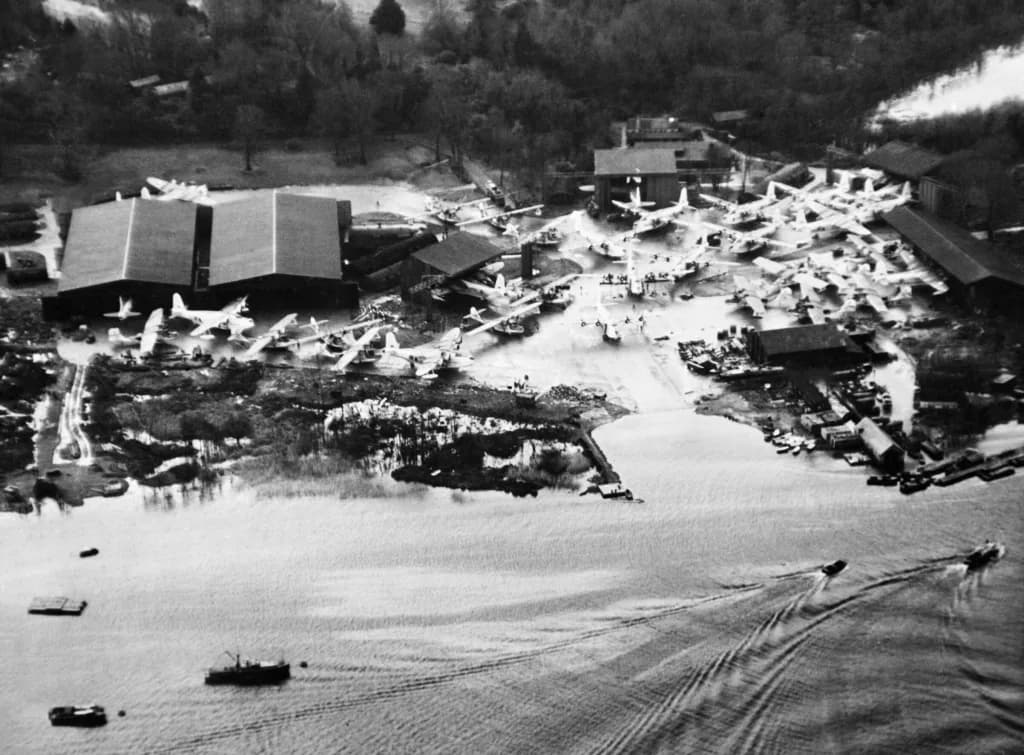 Vue aérienne de l'infrastructure de RAF Castle Archdale/RAF Lough Erne