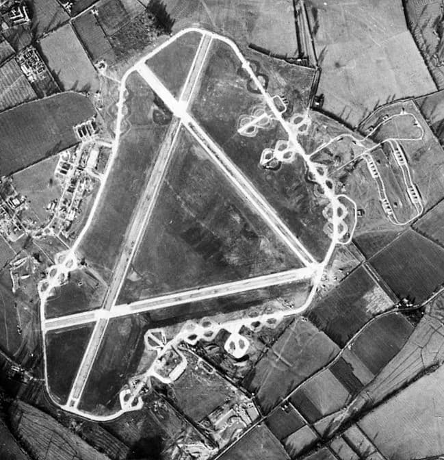 Luftaufnahme der Infrastruktur von RAF Down Ampney