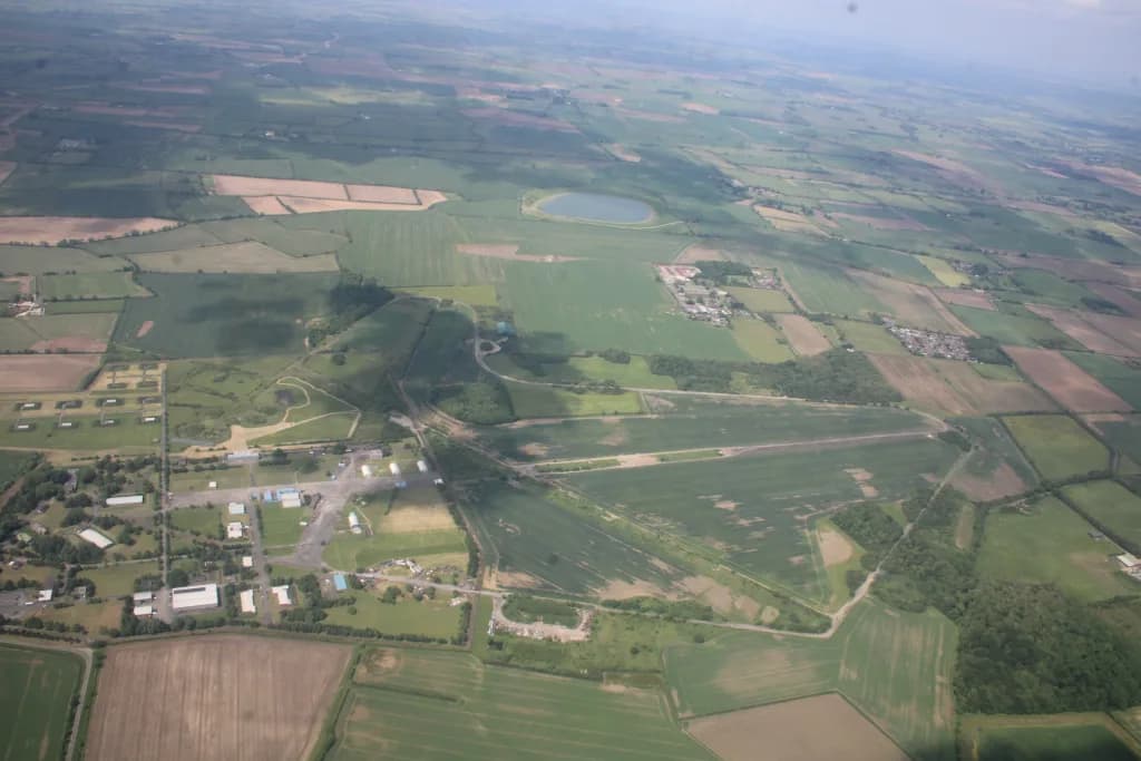 Luftaufnahme der Infrastruktur von RAF Faldingworth
