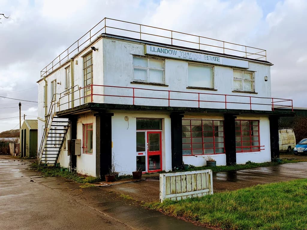 Luftaufnahme der Infrastruktur von RAF Llandow