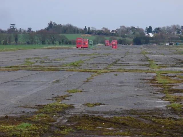 Luftaufnahme der Infrastruktur von Wisley Airfield