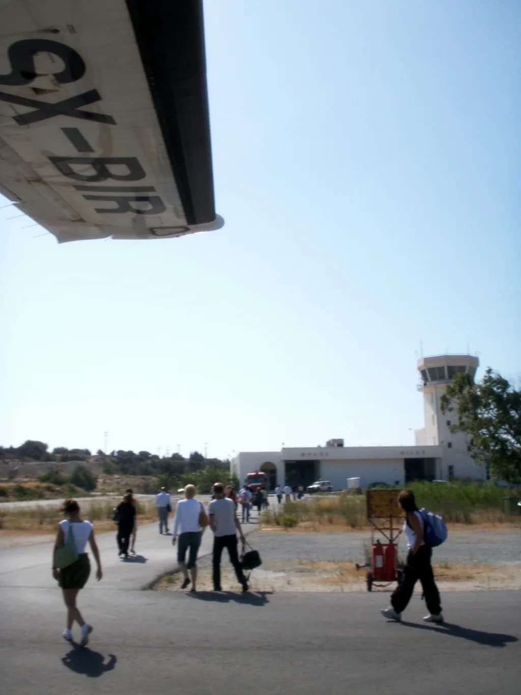 Luftaufnahme der Infrastruktur von Milos Airport