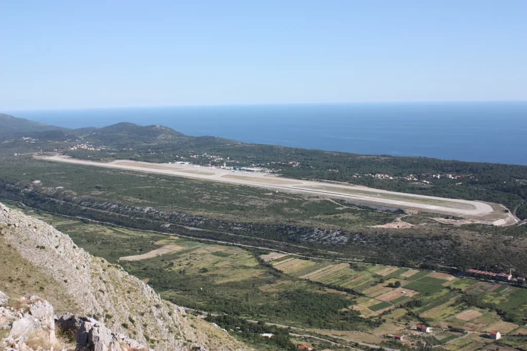Luftaufnahme der Infrastruktur von Dubrovnik Ruđer Bošković Airport