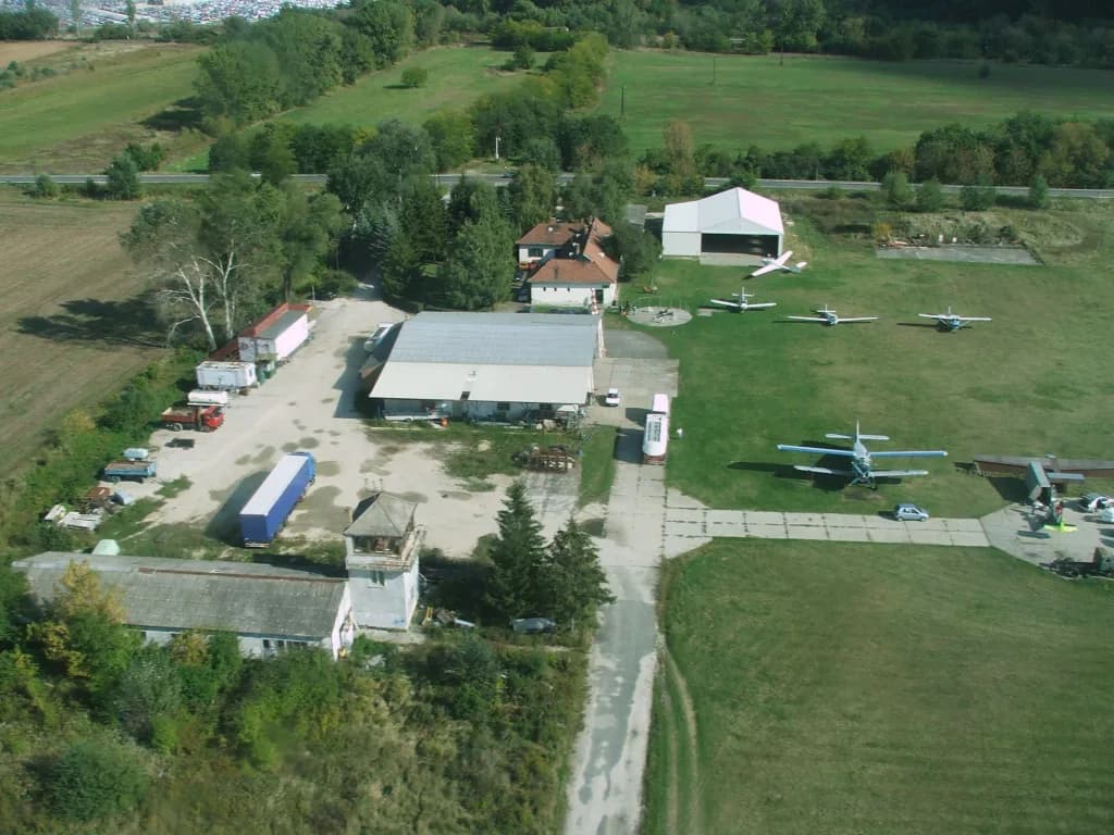 Vue aérienne de l'infrastructure de Esztergom Ernő Rubik Airfield