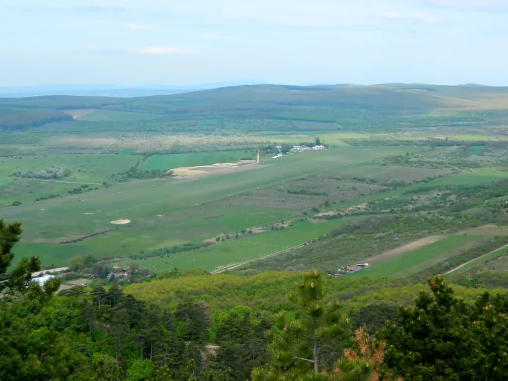 Vue aérienne de l'infrastructure de Farkashegy Airfield