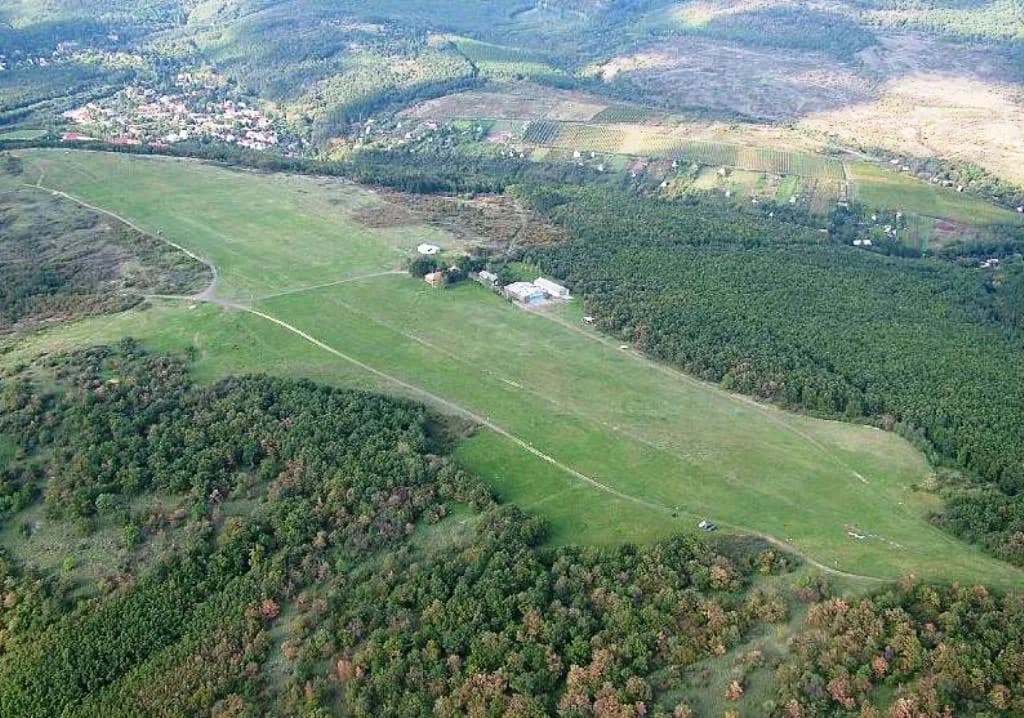 Vue aérienne de l'infrastructure de Gyöngyös Pipishegy Airfield