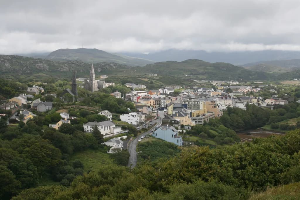 Panorama infrastruktury portu Clifden Alcock & Brown Airport