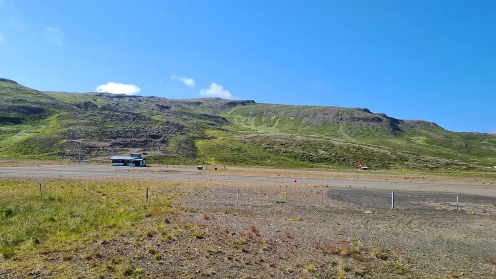 Vue aérienne de l'infrastructure de Hólmavík Airport