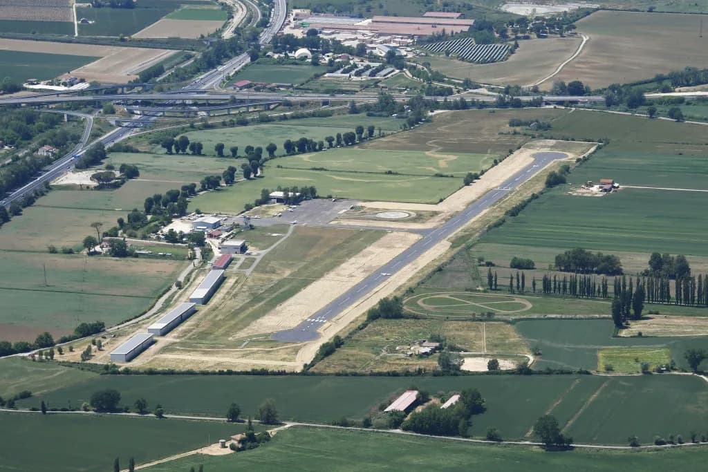 Luftaufnahme der Infrastruktur von Aviosuperficie "Alvaro Leonardi"