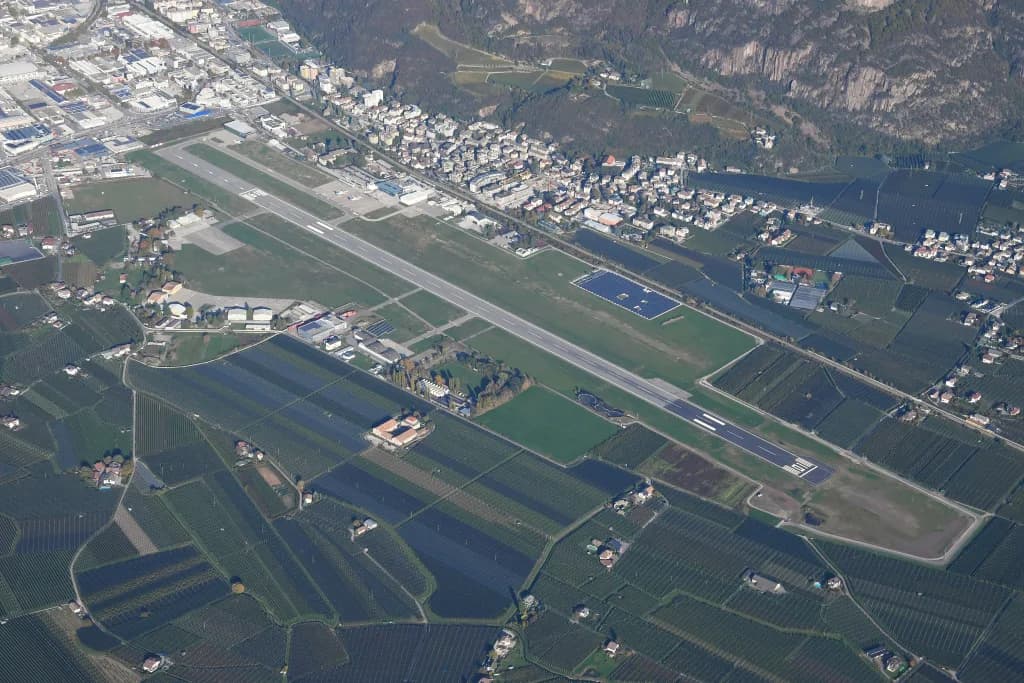 Luftaufnahme der Infrastruktur von Bolzano Airport