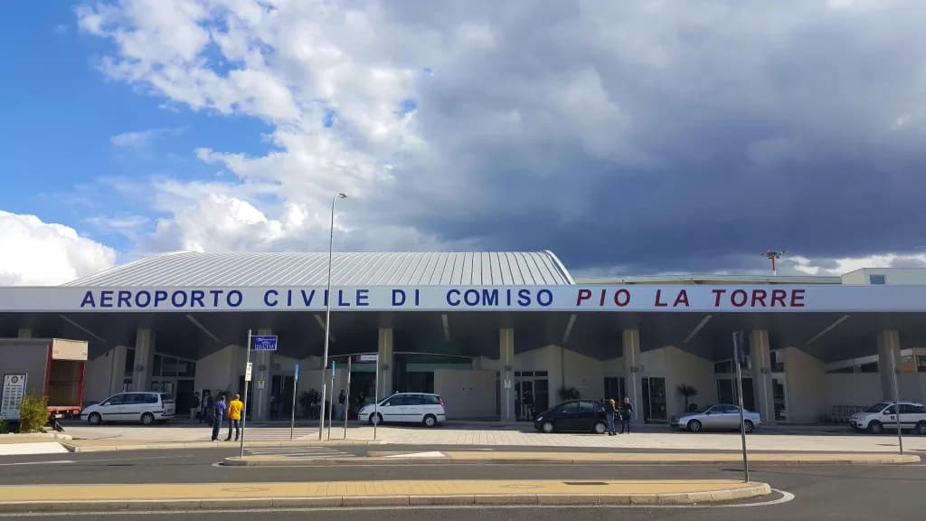 Luftaufnahme der Infrastruktur von Comiso Airport