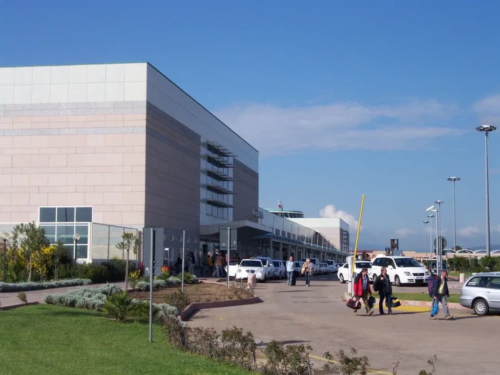 Panorama infrastruktury portu Odkryj Olbia Costa Smeralda Airport: Przewodnik dla podróżnych