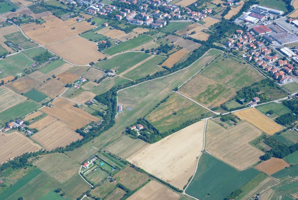 Luftaufnahme der Infrastruktur von San Sepolcro Airfield