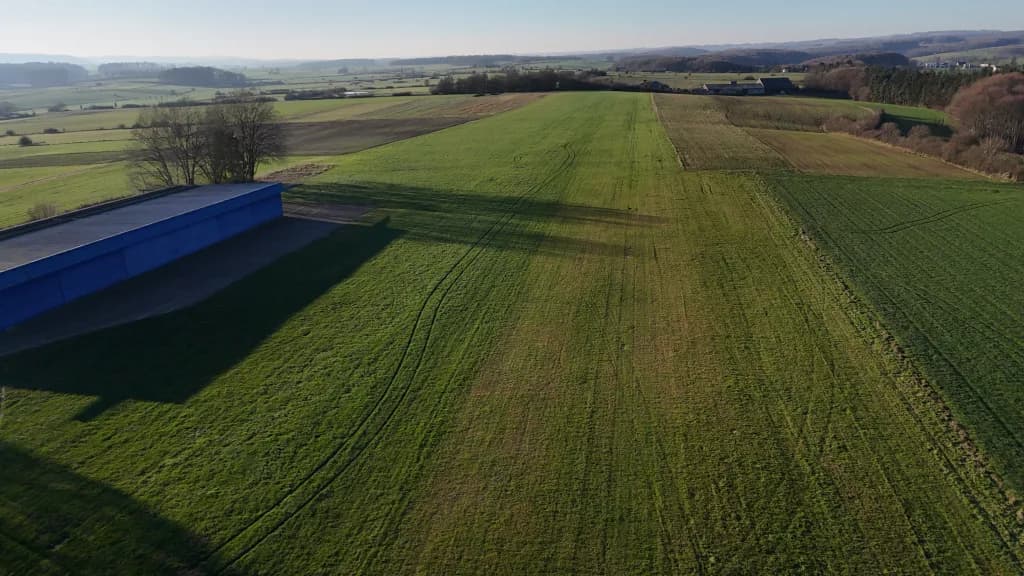 Luftaufnahme der Infrastruktur von Useldange Glider Field