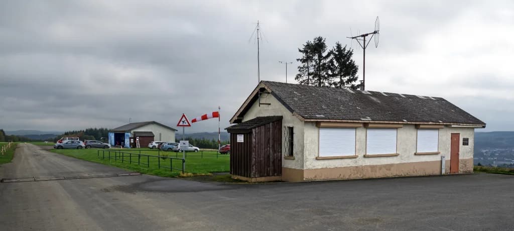 Luftaufnahme der Infrastruktur von Wiltz-Noertrange Airfield