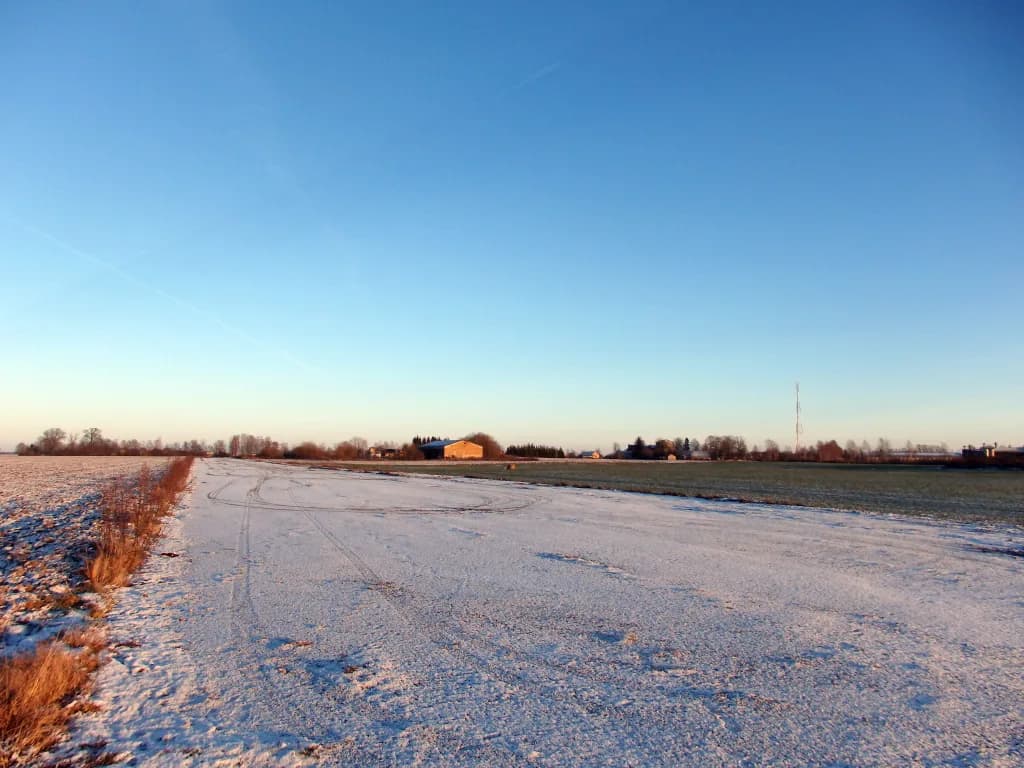 Luftaufnahme der Infrastruktur von Augstkalne Airfield