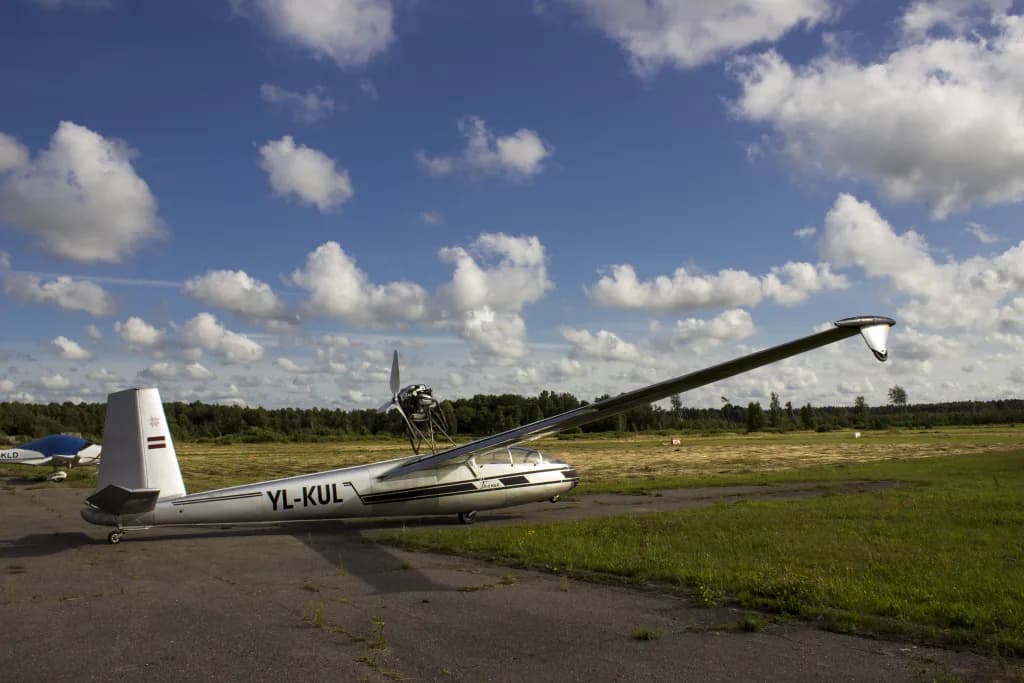 Luftaufnahme der Infrastruktur von Cīrava Airfield