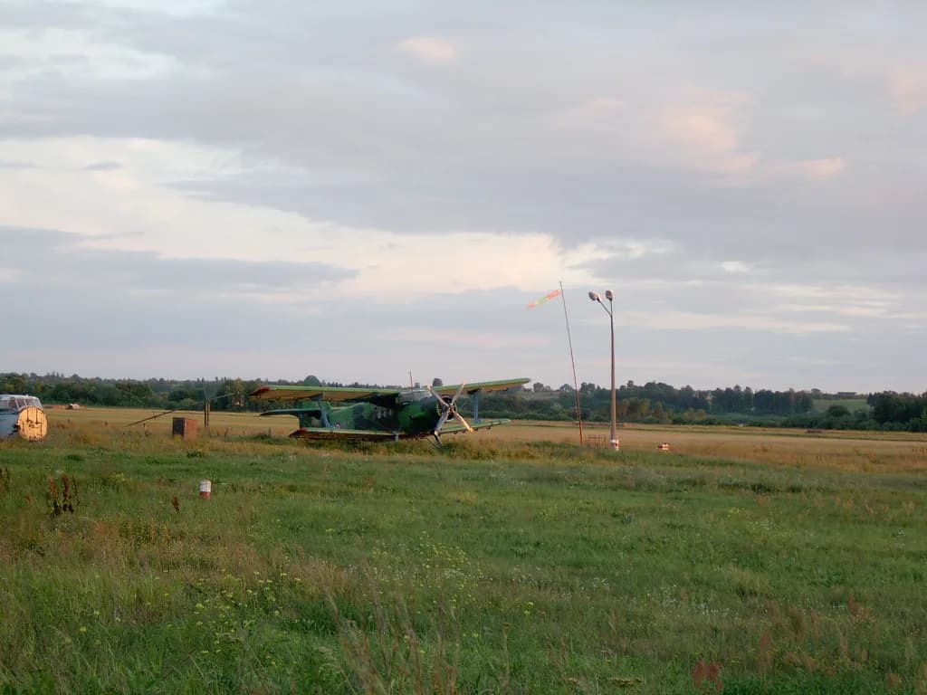 Luftaufnahme der Infrastruktur von Griva Airfield