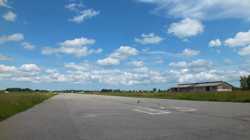 Luftaufnahme der Infrastruktur von Talsi Airfield