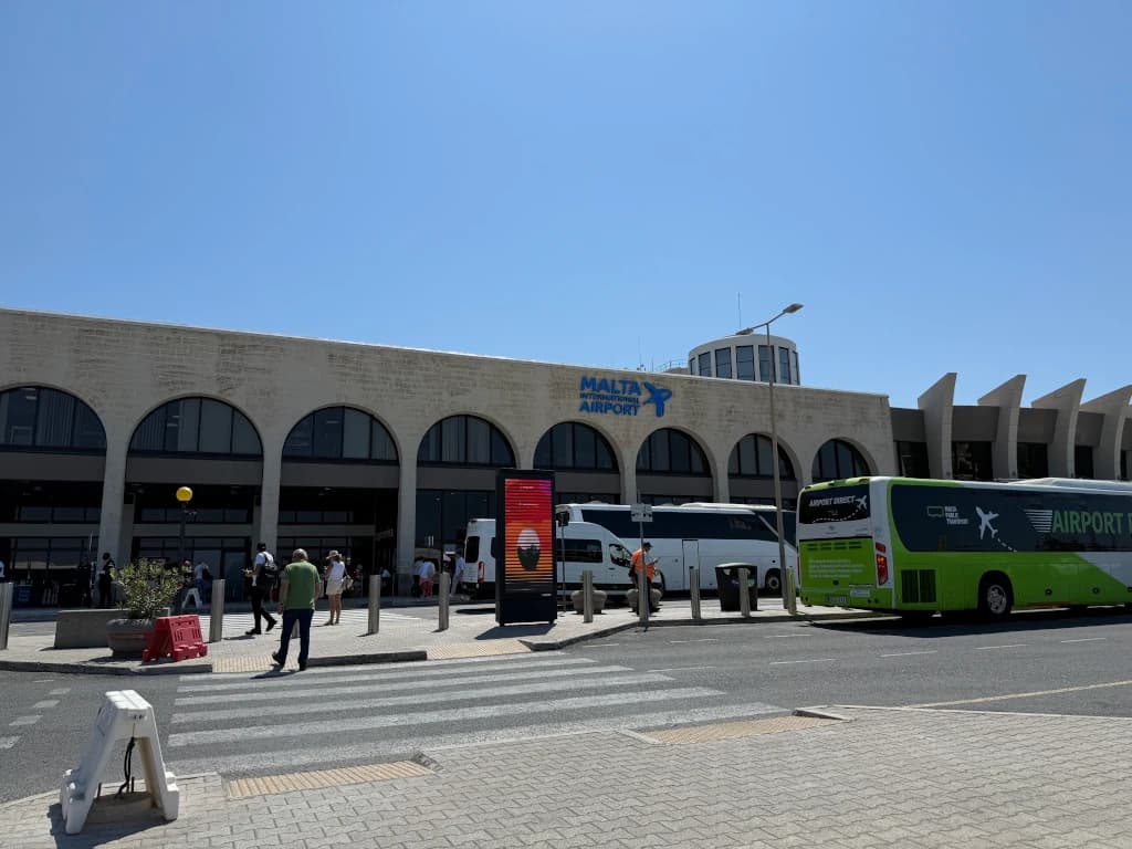 Luftaufnahme der Infrastruktur von Malta International Airport