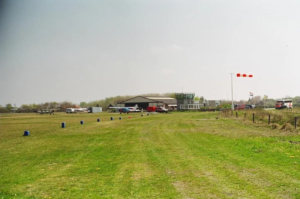 Vue aérienne de l'infrastructure de Ameland Airport Ballum