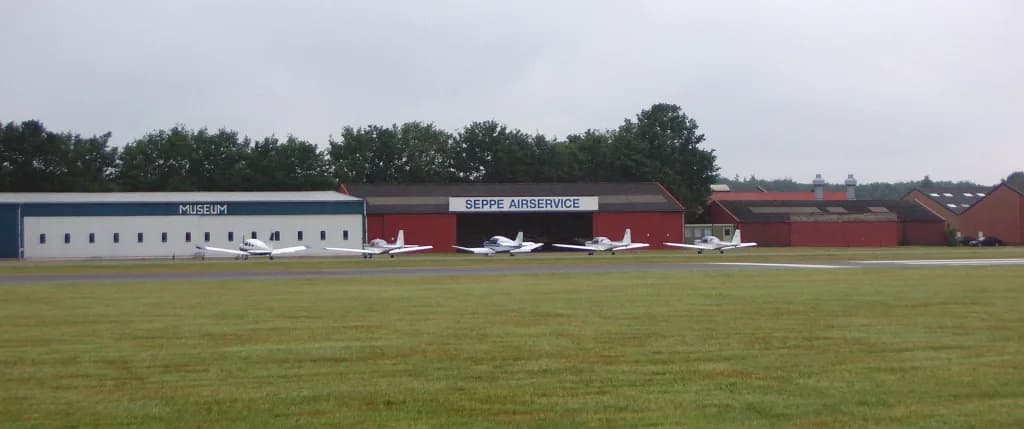 Luftaufnahme der Infrastruktur von Breda International Airport