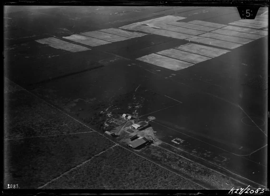 Luftaufnahme der Infrastruktur von Ede Airfield