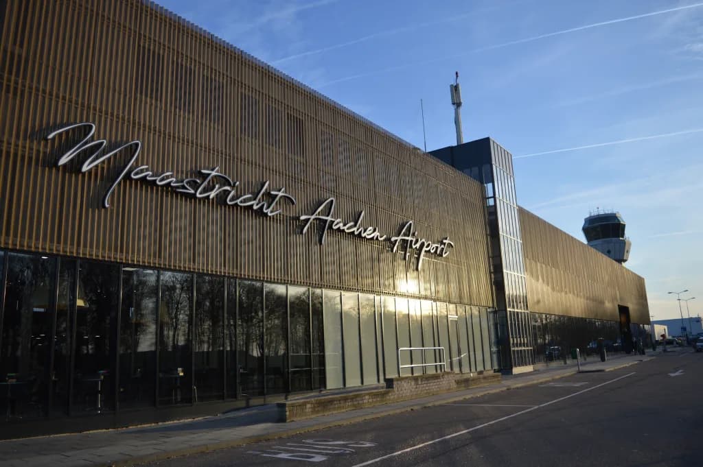 Panorama infrastruktury portu Przewodnik po porcie lotniczym Maastricht Aachen Airport