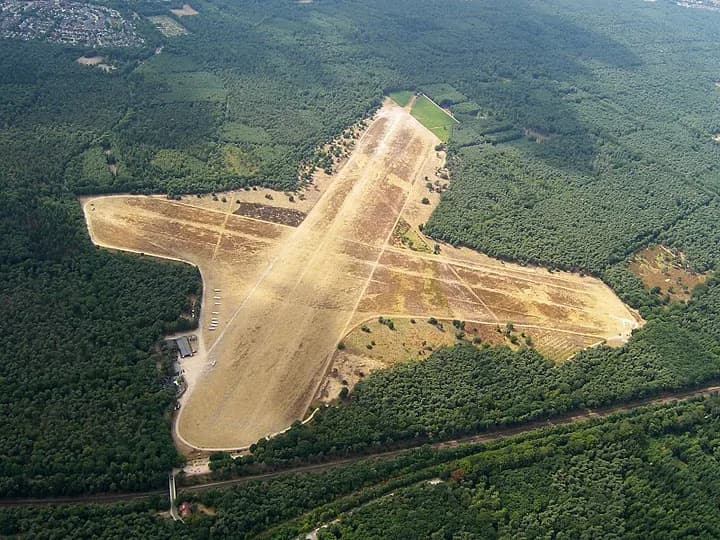 Luftaufnahme der Infrastruktur von Malden Glider Airfield