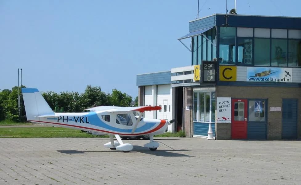 Luftaufnahme der Infrastruktur von Texel International Airport