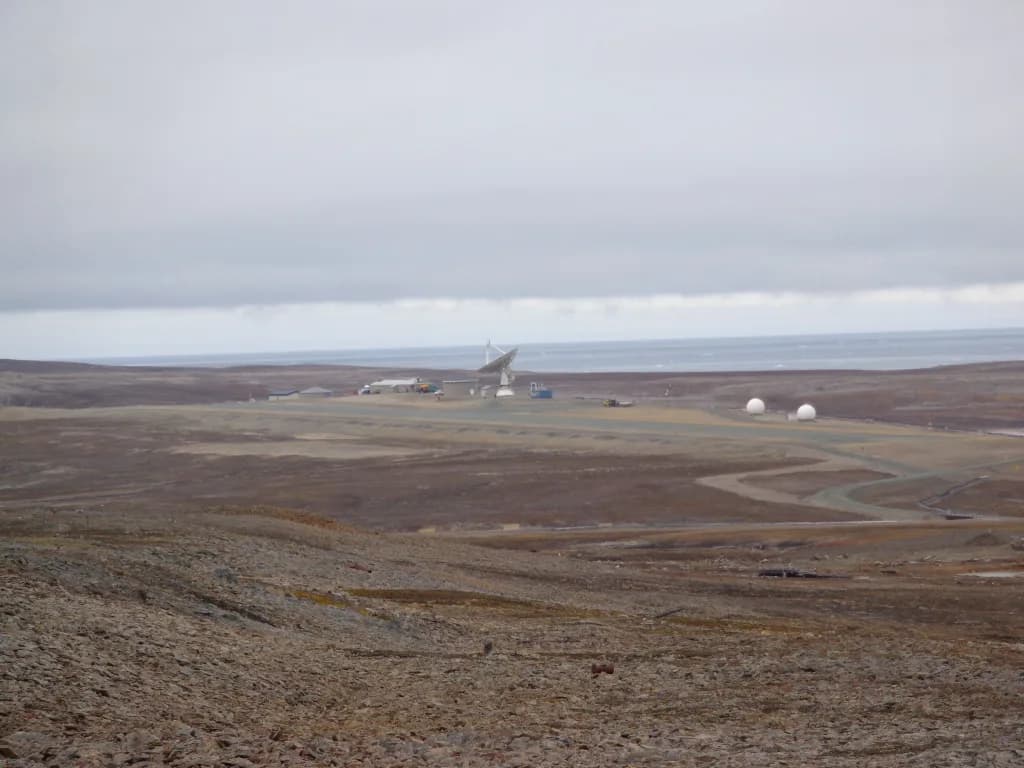 Vue aérienne de l'infrastructure de Ny-Ålesund Airport, Hamnerabben