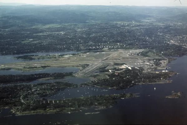 Panorama infrastruktury portu Oslo, Fornebu Airport