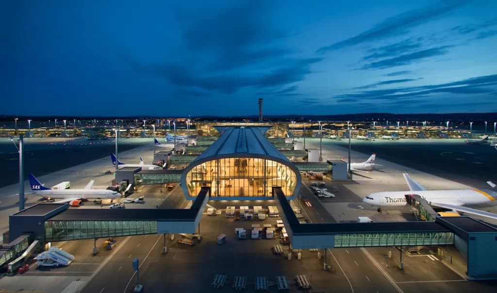 Luftaufnahme der Infrastruktur von Oslo-Gardermoen International Airport