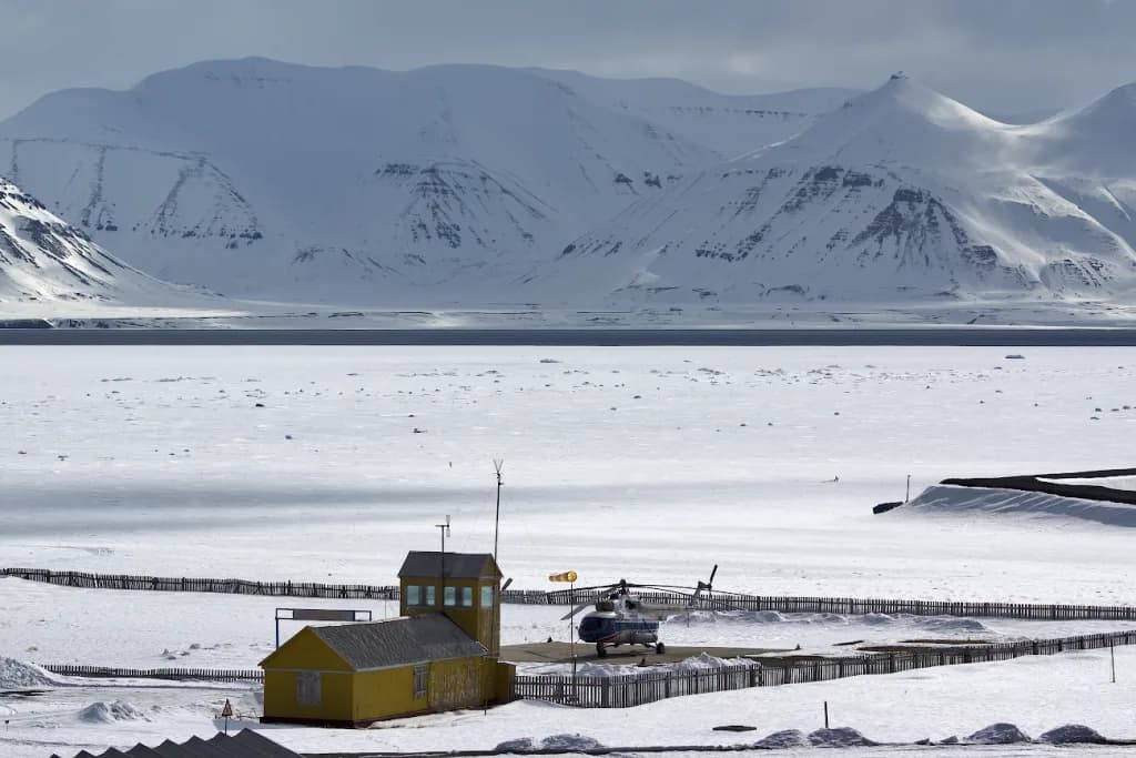 Luftaufnahme der Infrastruktur von Pyramiden Heliport