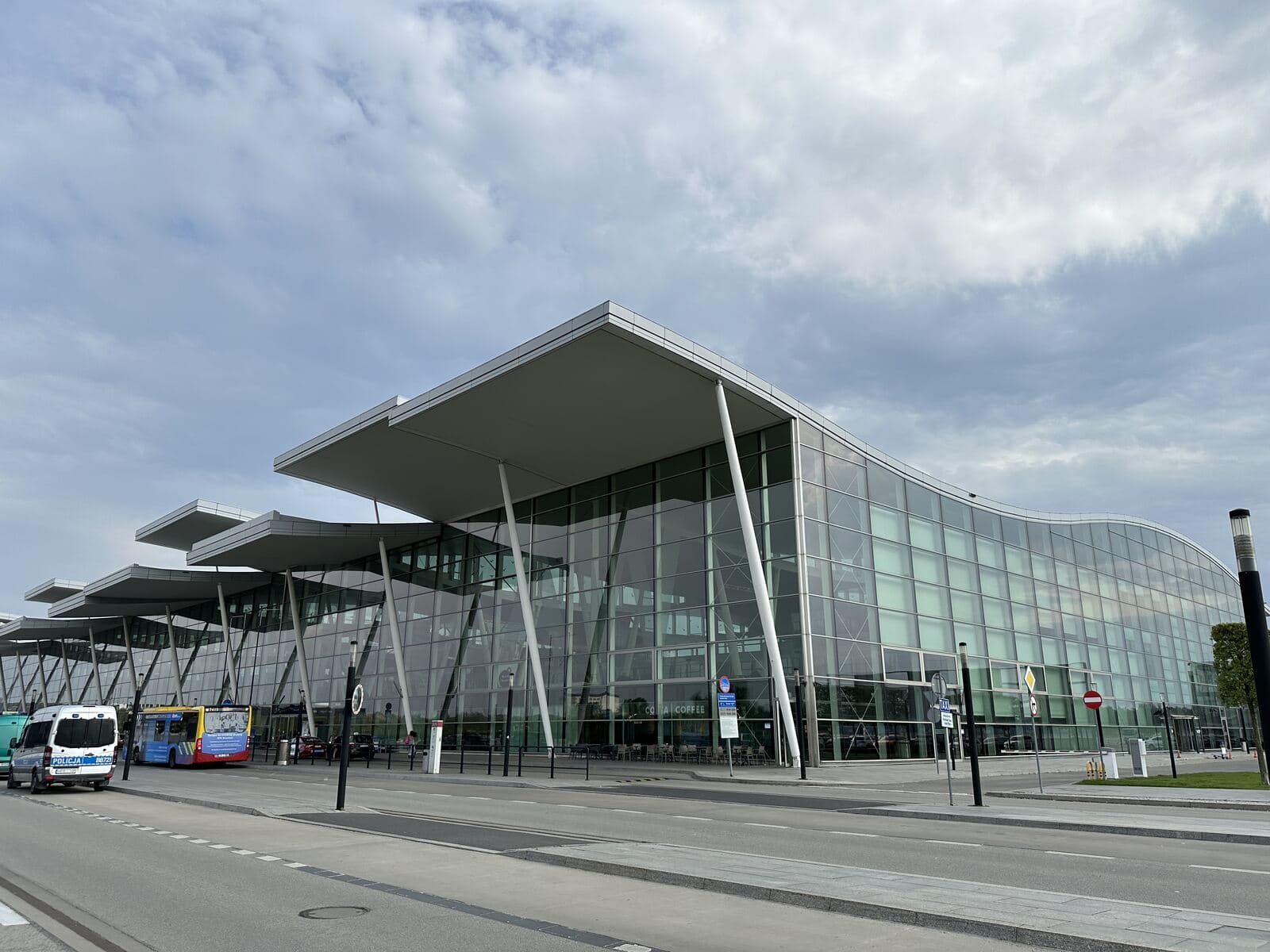 Luftaufnahme der Infrastruktur von Copernicus Wrocław Airport