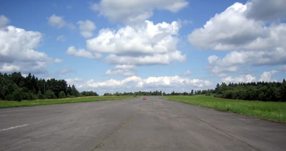 Luftaufnahme der Infrastruktur von Arłamów Airfield