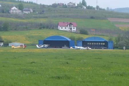 Vue aérienne de l'infrastructure de Nowy Sącz-Łososina Dolna Airfield