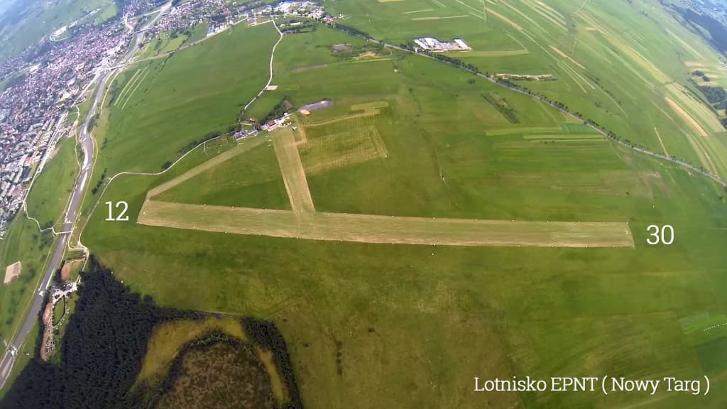 Luftaufnahme der Infrastruktur von Nowy Targ Airfield