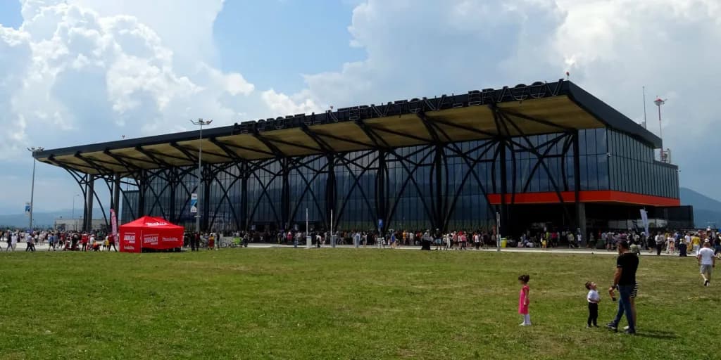 Luftaufnahme der Infrastruktur von Brașov-Ghimbav International Airport