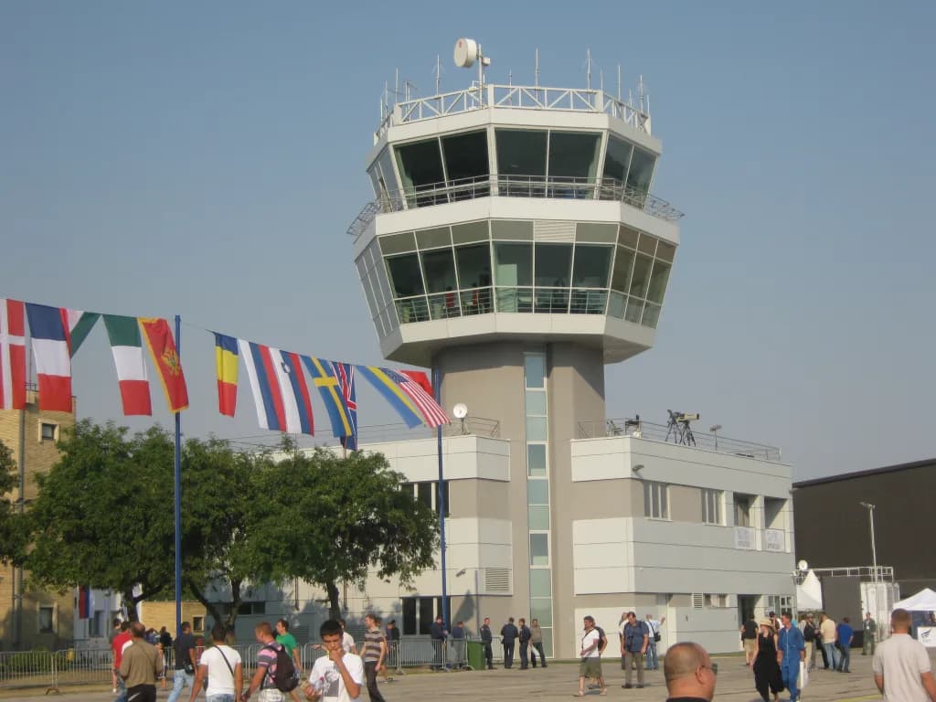 Luftaufnahme der Infrastruktur von Batajnica Air Base