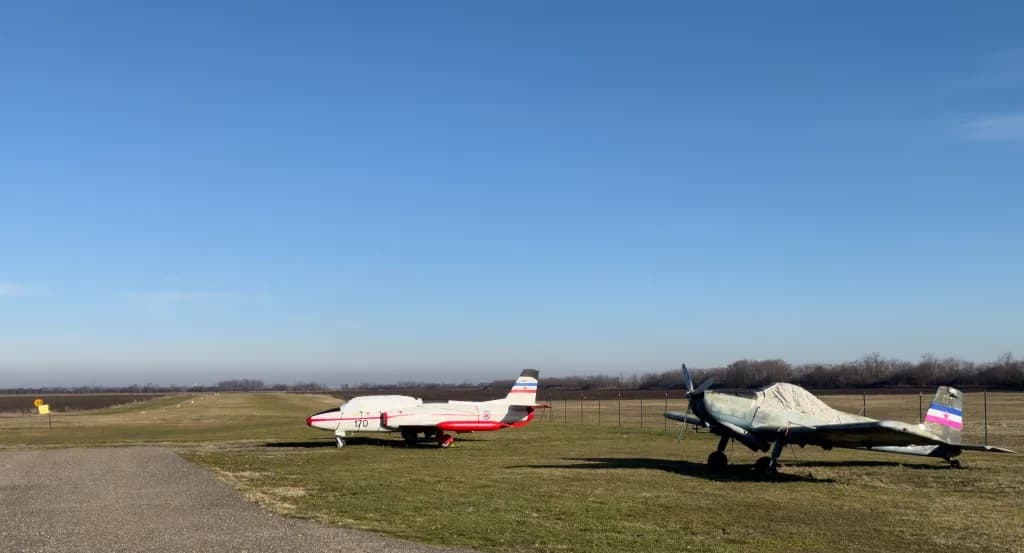 Luftaufnahme der Infrastruktur von Ečka Airfield