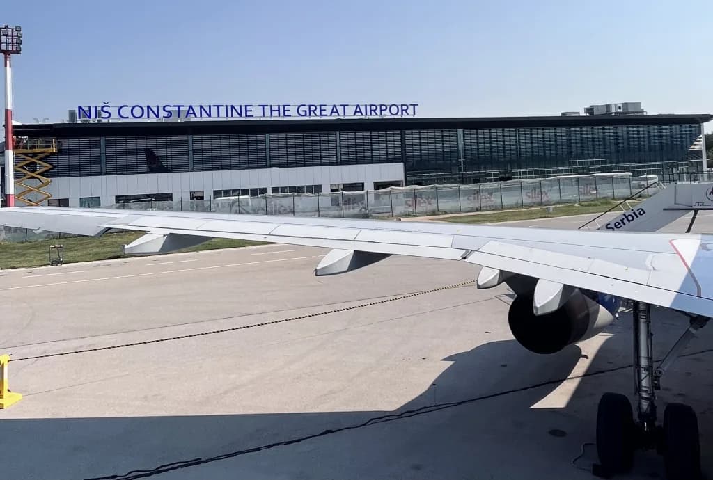 Luftaufnahme der Infrastruktur von Niš Constantine the Great Airport