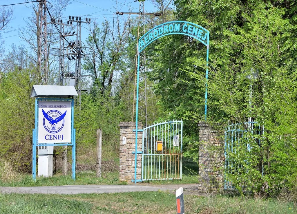 Luftaufnahme der Infrastruktur von Novi Sad / Čenej Airfield