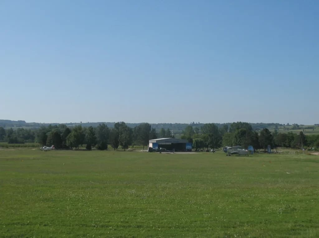 Luftaufnahme der Infrastruktur von Paracín / Davidovac Airfield