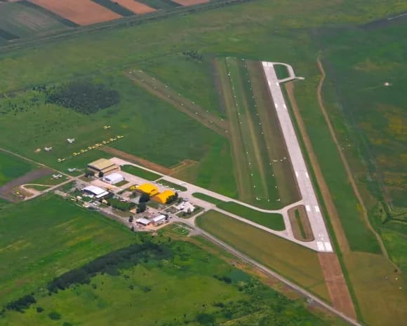 Vue aérienne de l'infrastructure de Vršac Airfield