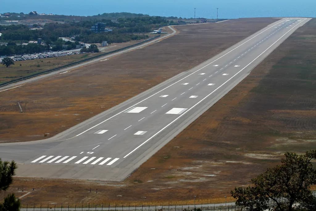Luftaufnahme der Infrastruktur von Gelendzhik Airport