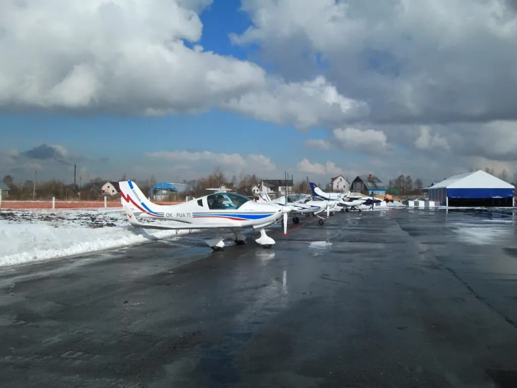 Luftaufnahme der Infrastruktur von Gorelovo Aerodrome