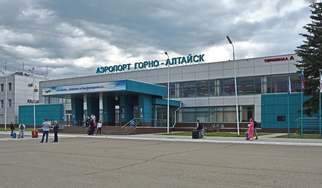Luftaufnahme der Infrastruktur von Gorno-Altaysk Airport