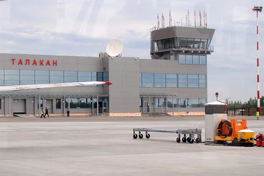Luftaufnahme der Infrastruktur von Talakan Airport